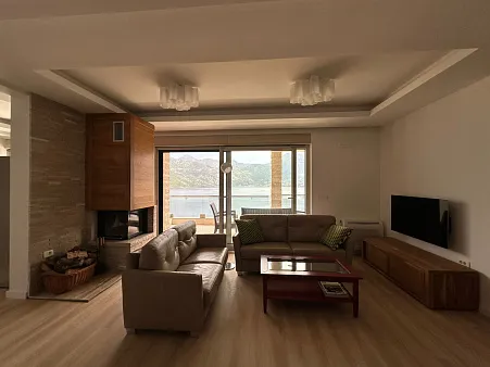 107 m² große 3-Zimmer-Wohnung mit Panoramablick auf das Meer in Kostanjica